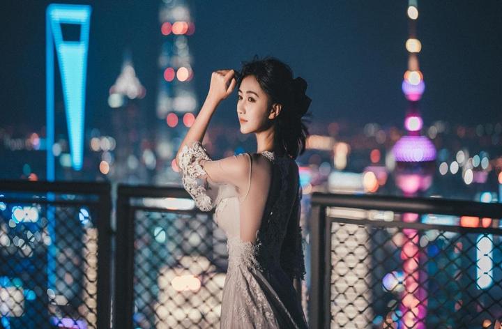 宠物狗守护在主人病床旁